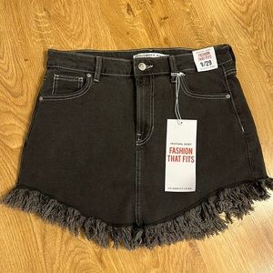 Brand new neverrrr used mini skirt !!